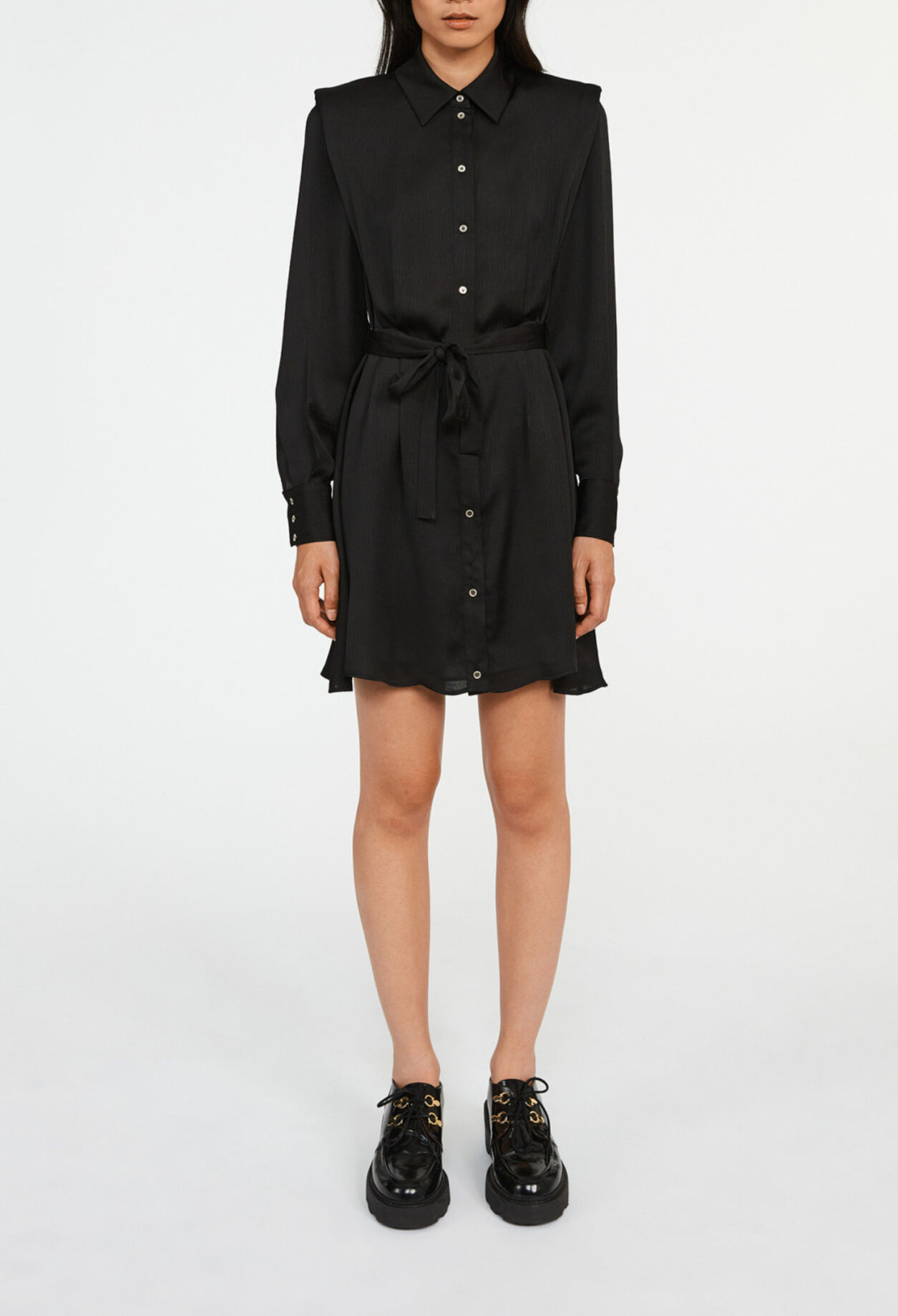 Vestido camisero corto con cintur&oacute;n