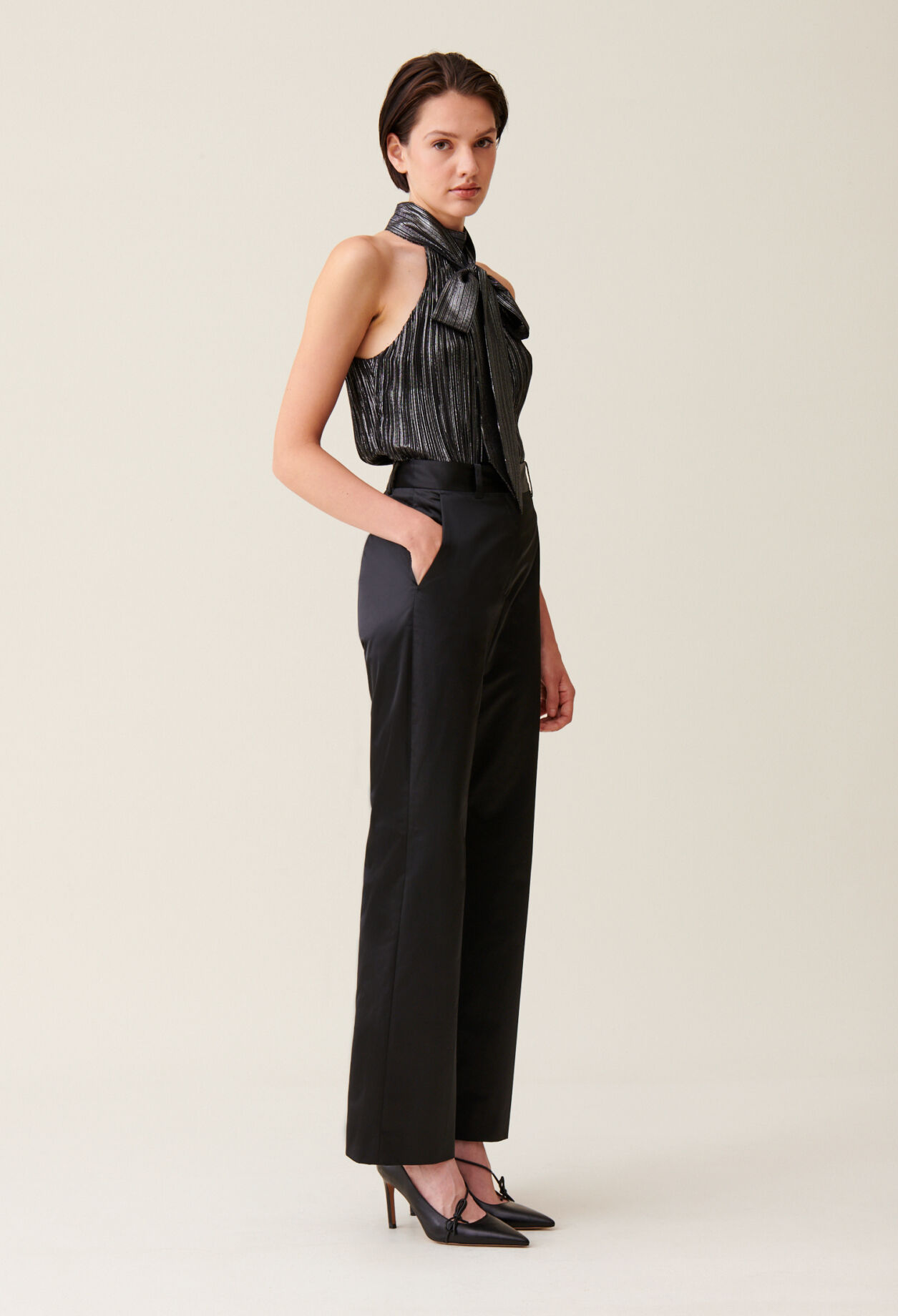 Pantalón satinado slim recto negro