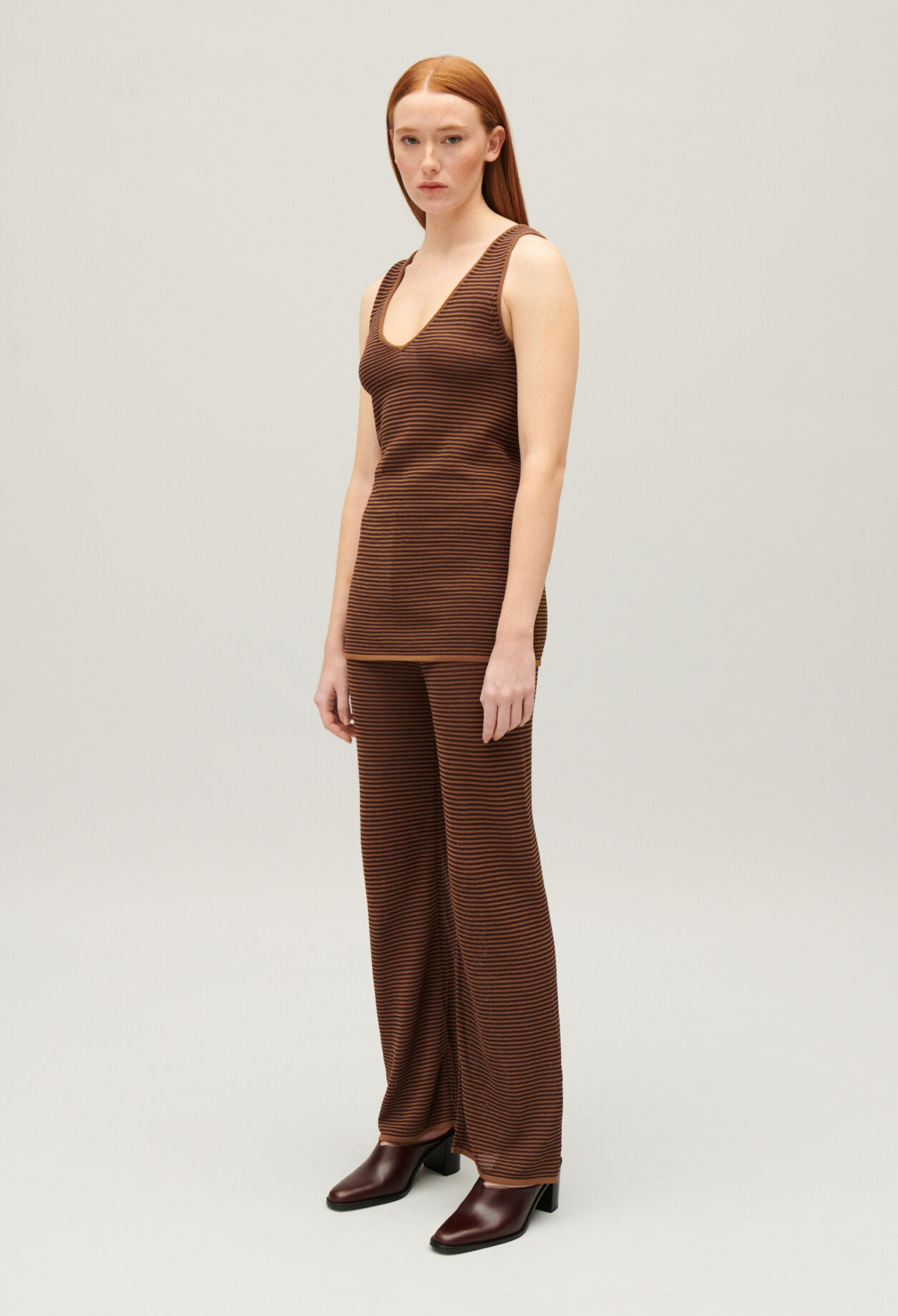 Pantalón a rayas marrón