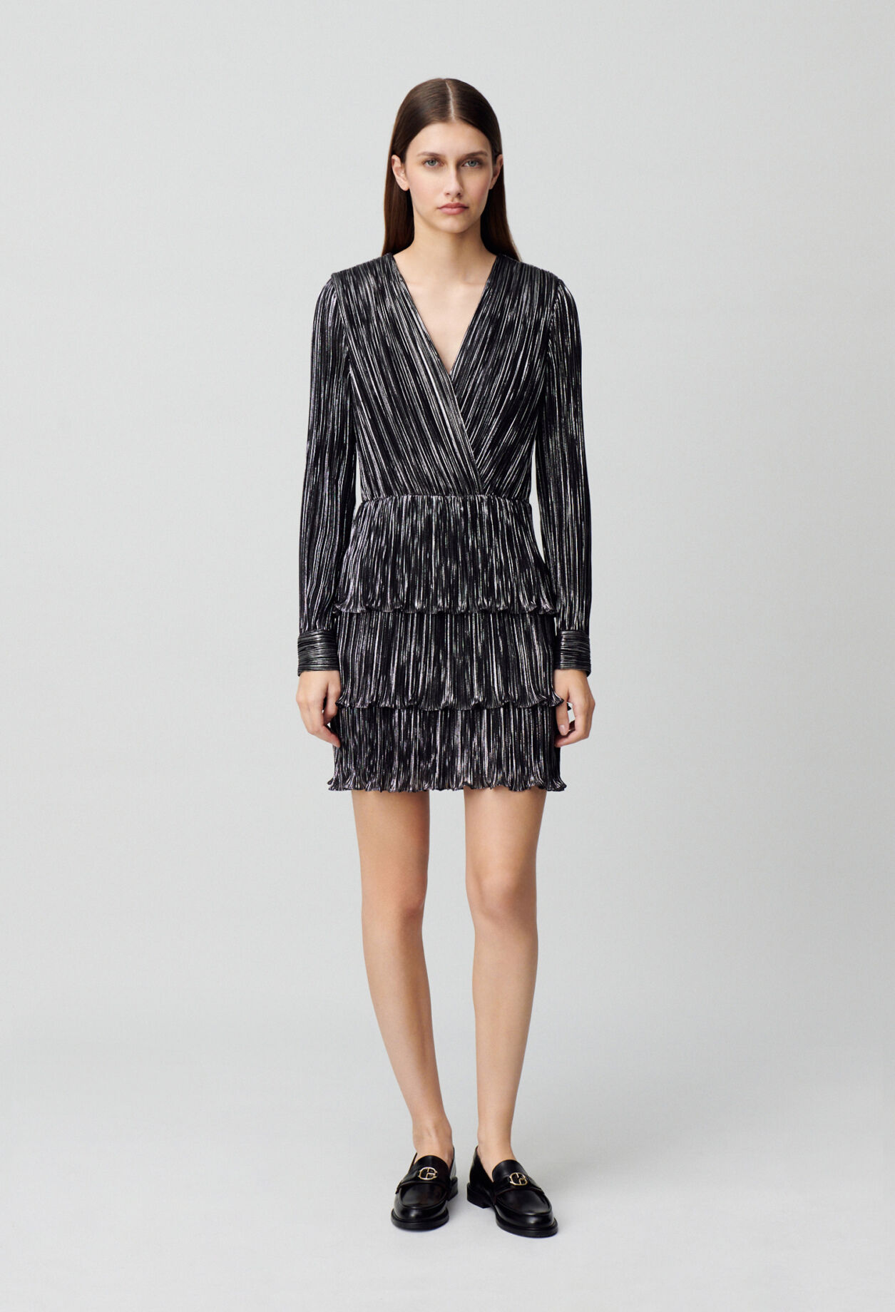 Vestido plateado corto de volantes