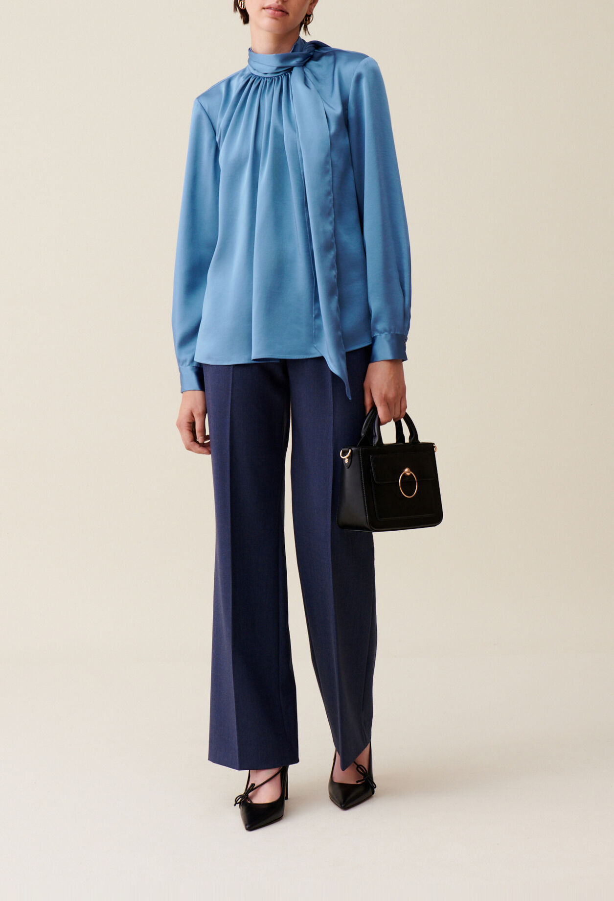 Blusa fluida con lazada al cuello