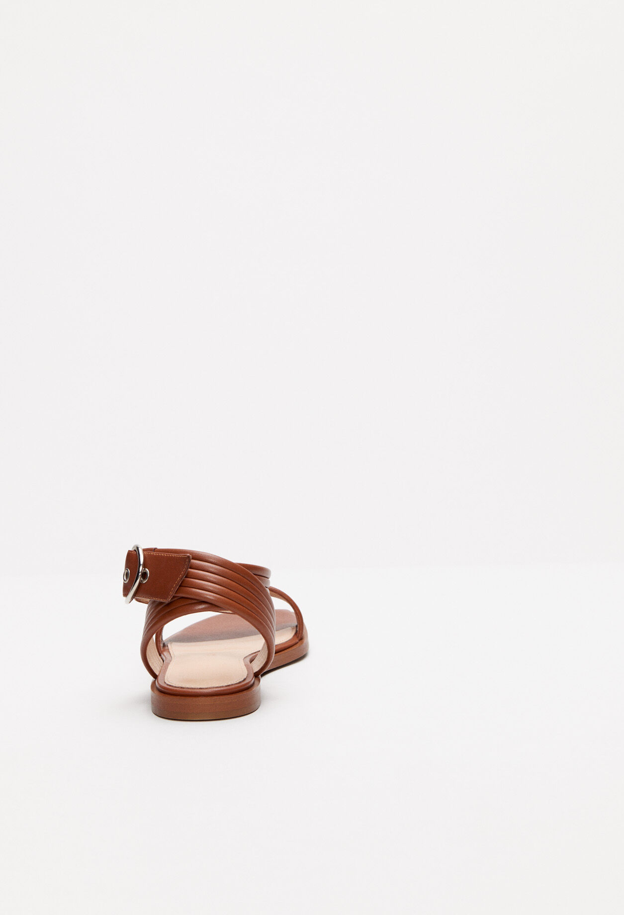 Sandalias planas con tiras