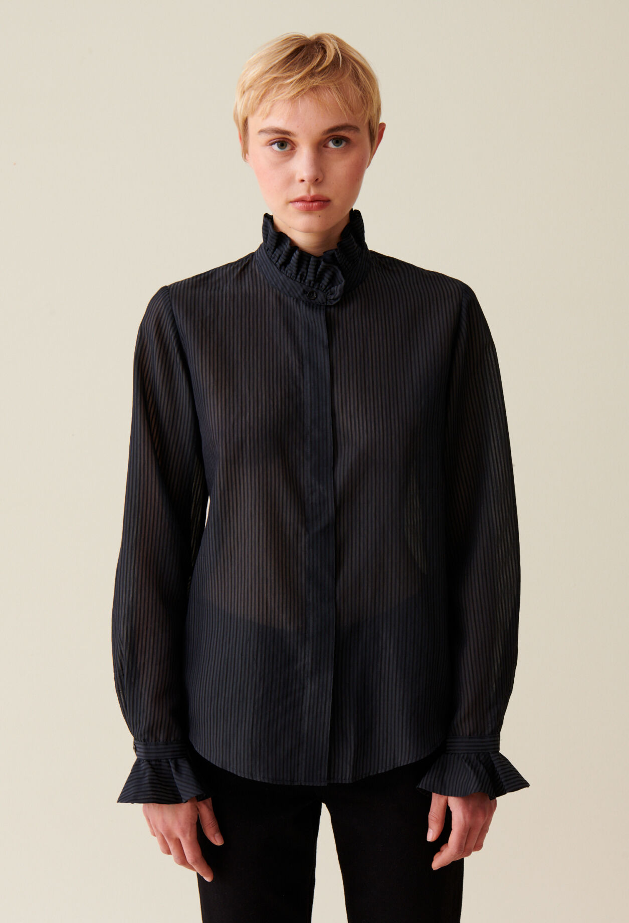Blusa fluida cuello volante a rayas
