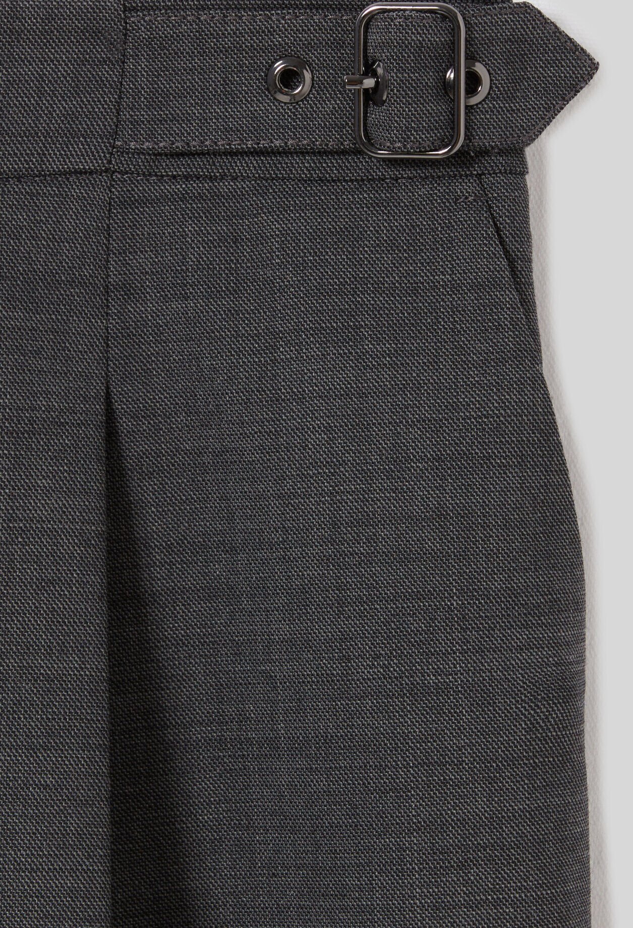 Bermudas cortos con pliegues
