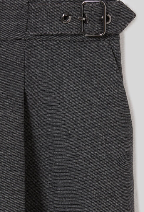 Bermudas cortos con pliegues