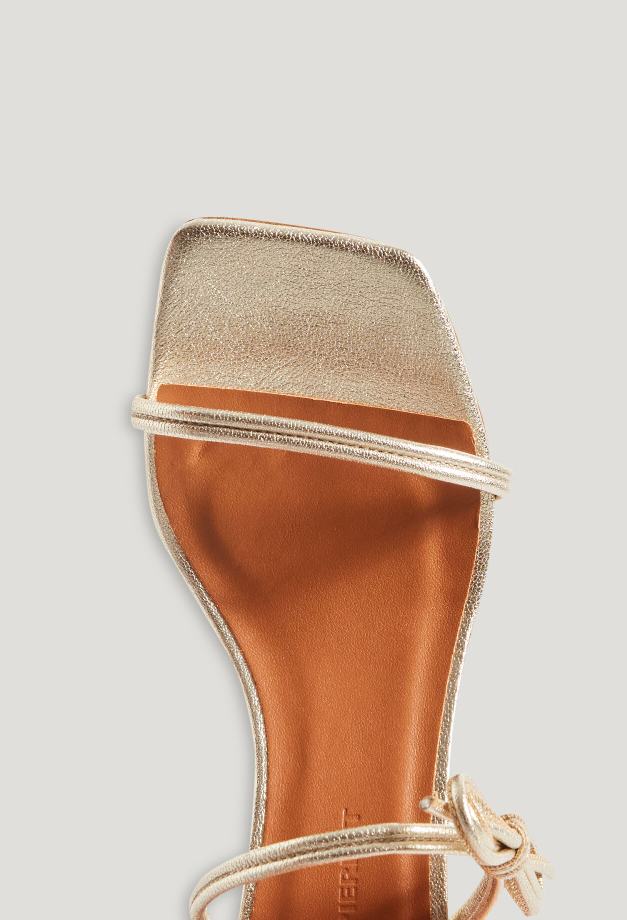 Sandalias cuero dorado