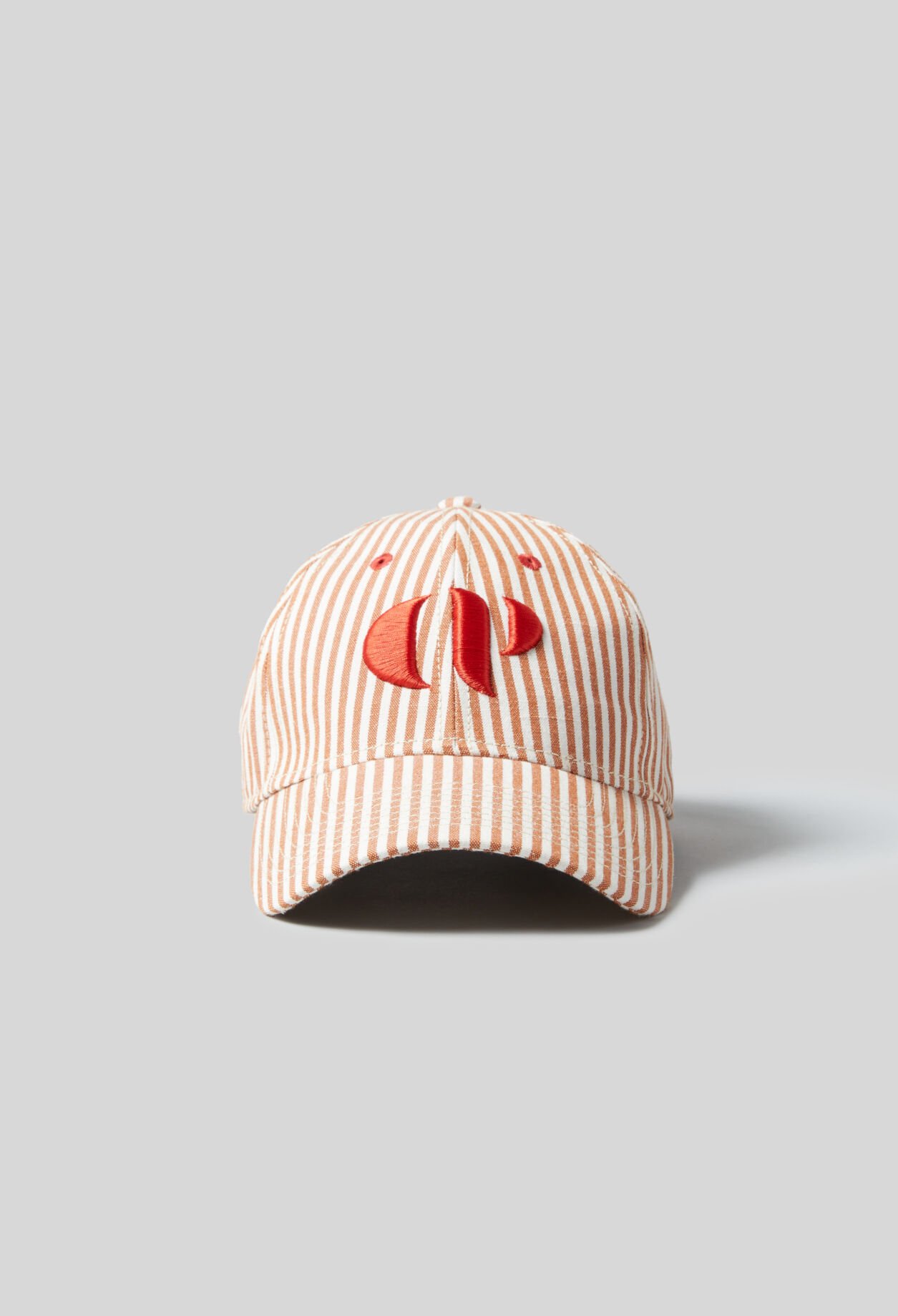 Gorra con monograma a rayas CP