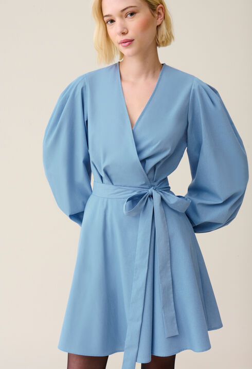 Vestido corto azul de manga globo
