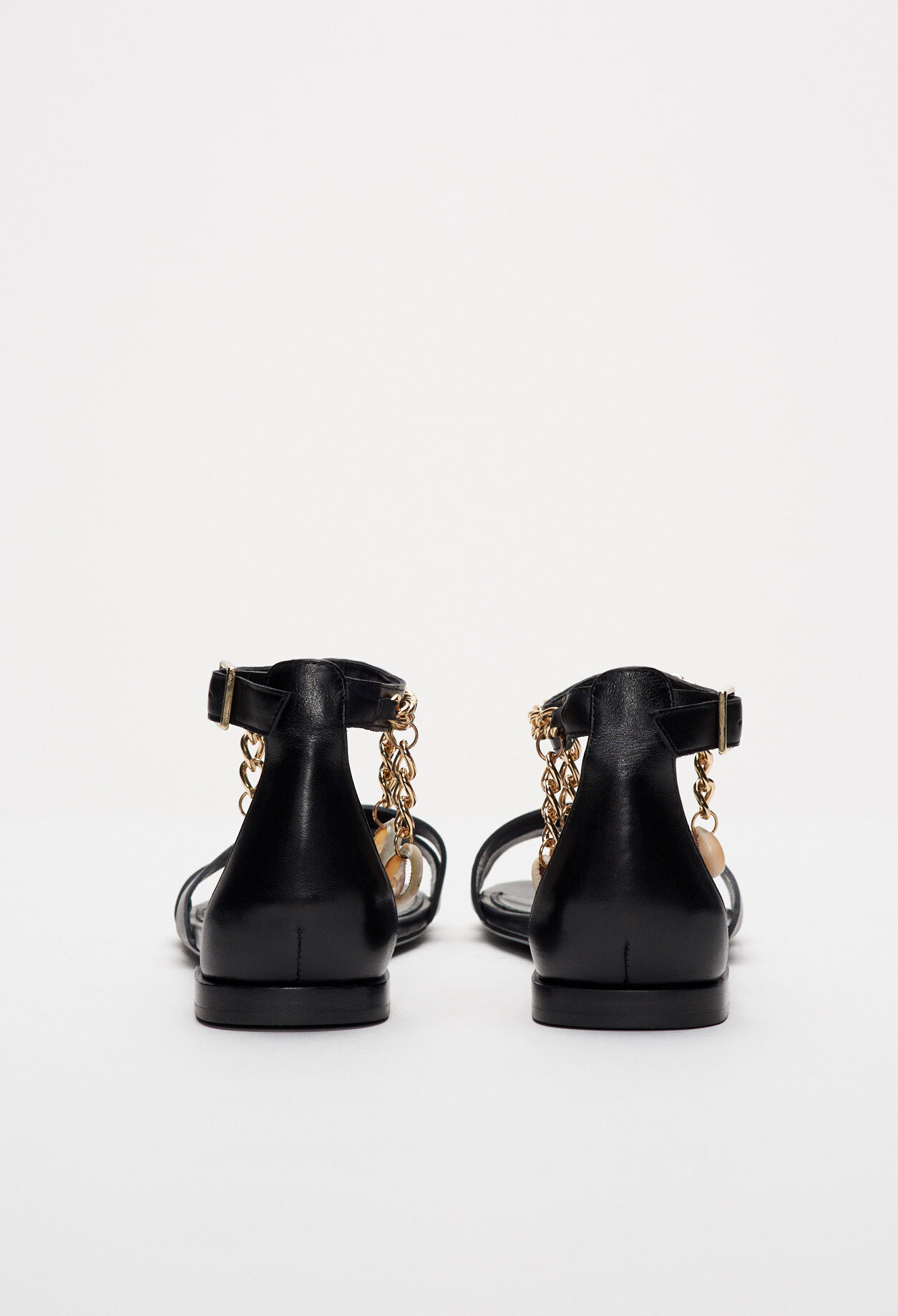 Sandalias con cadena de metal