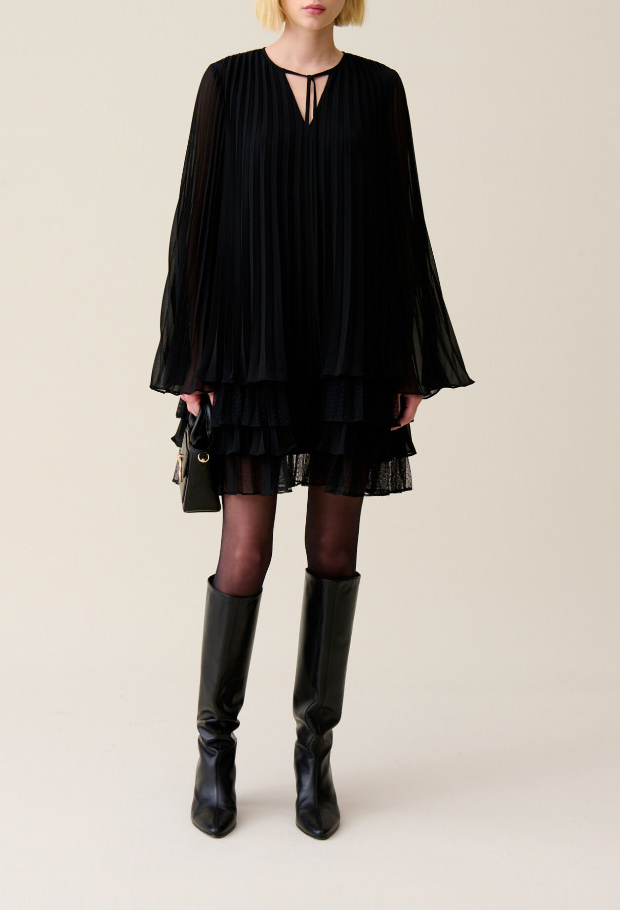 Vestido corto negro volantes