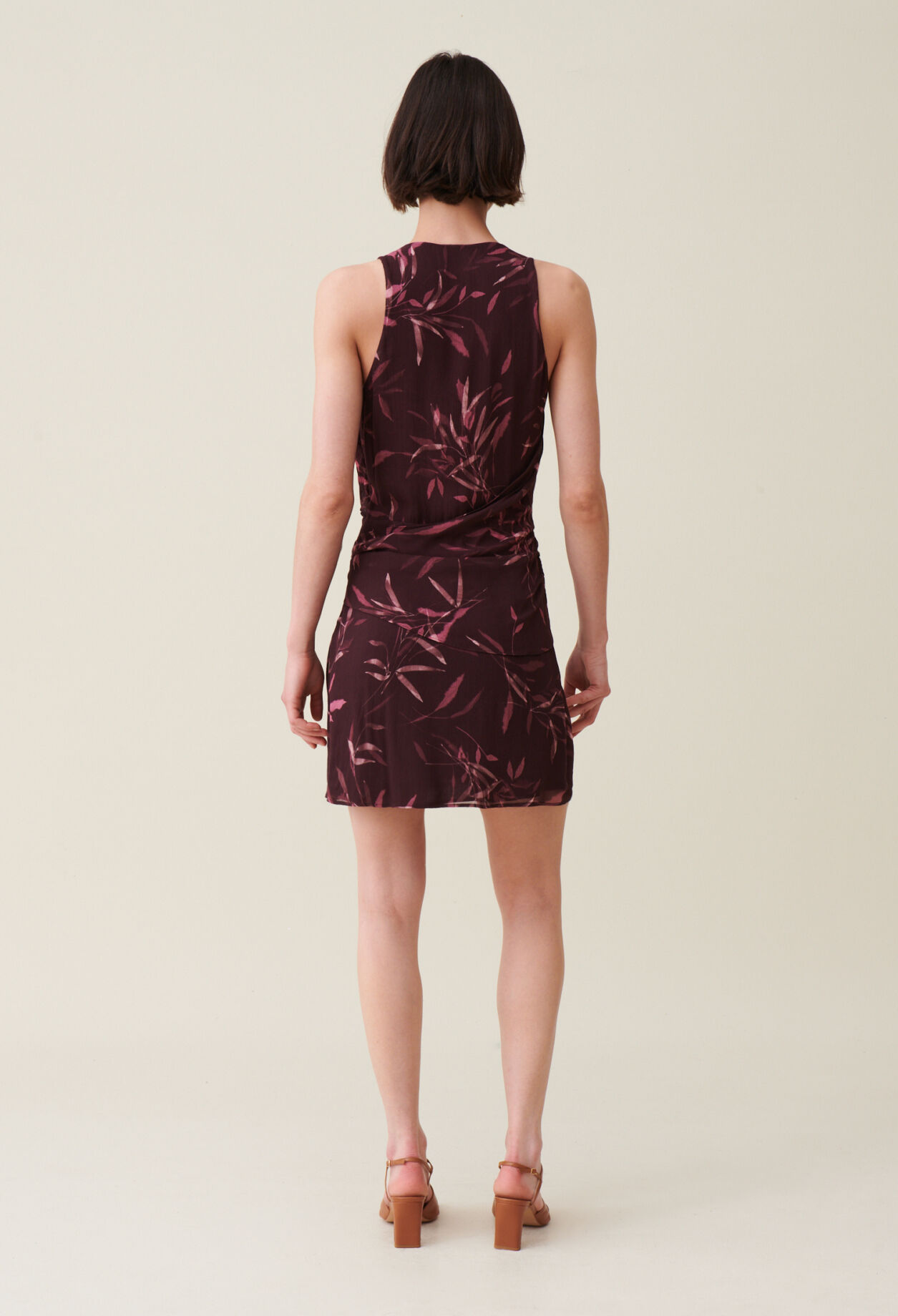 Vestido corto fluido sin mangas forrado