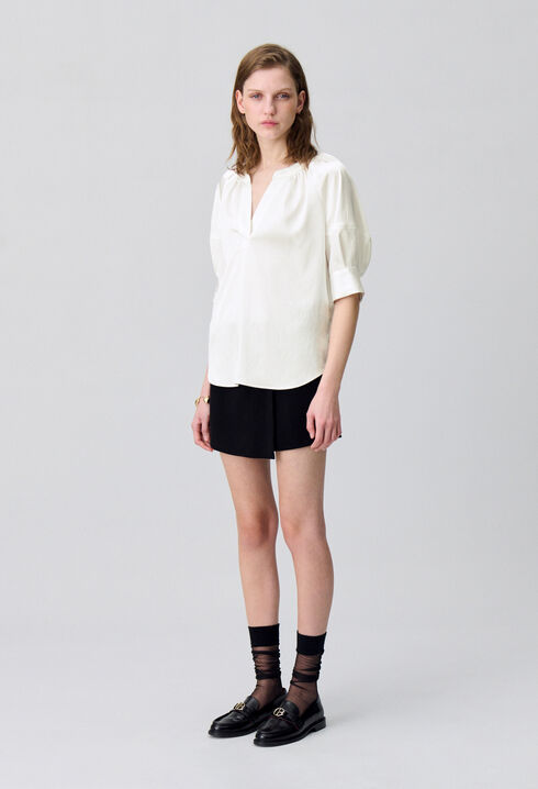 Blusa fluida con cuello tunecino