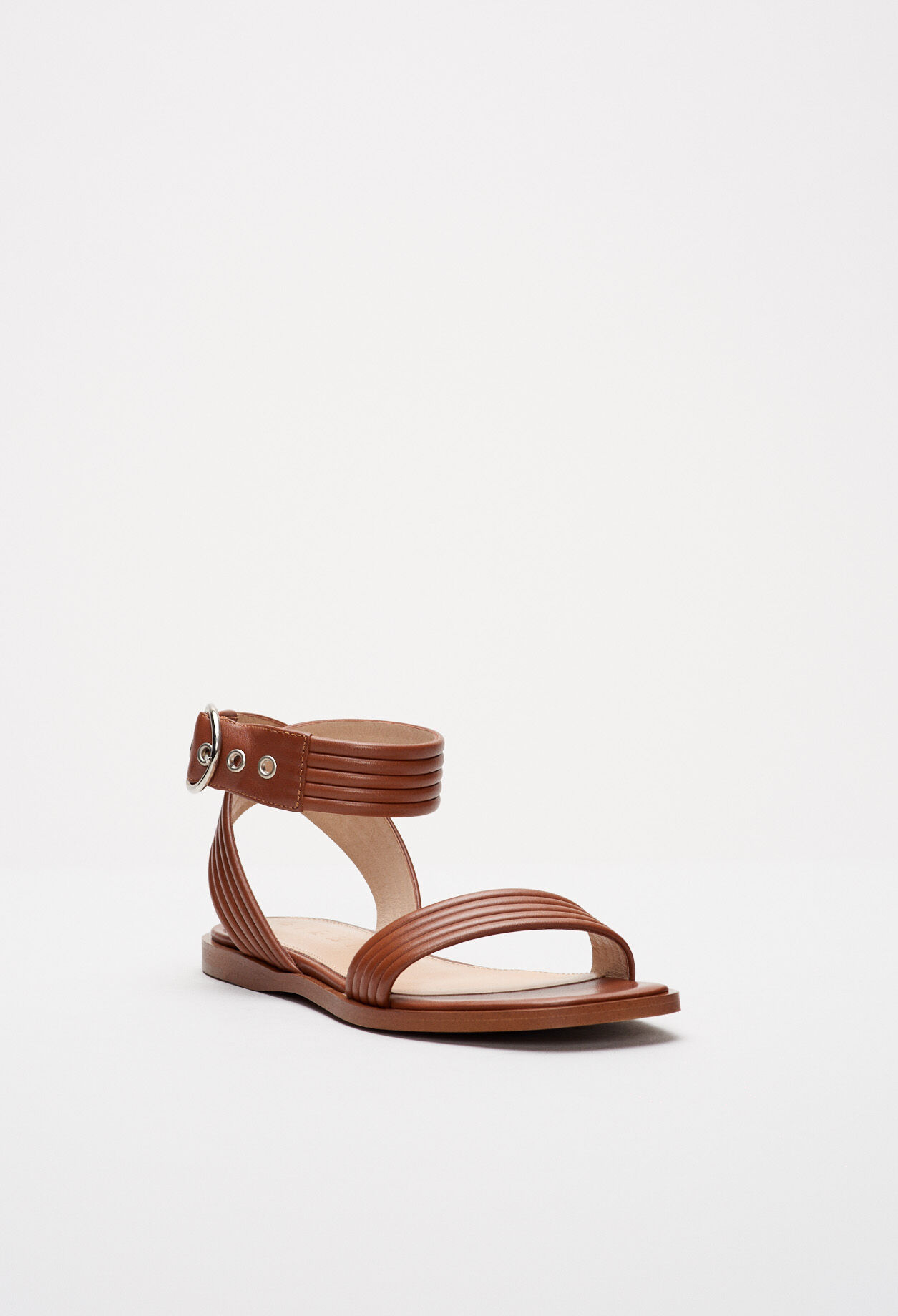 Sandalias planas con tiras