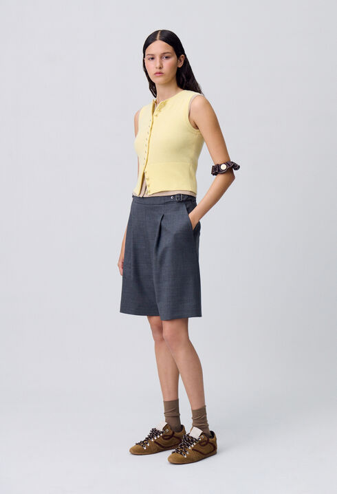 Bermudas cortos con pliegues