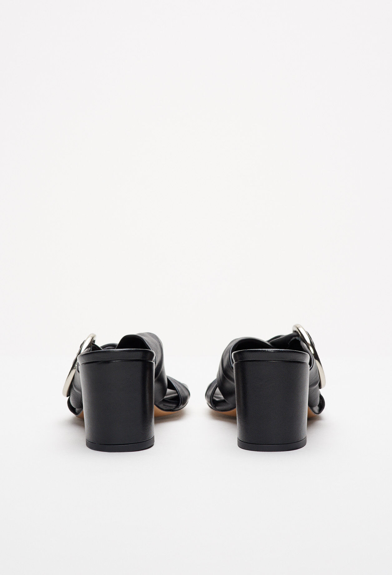 Sandalias mules con hebilla de metal