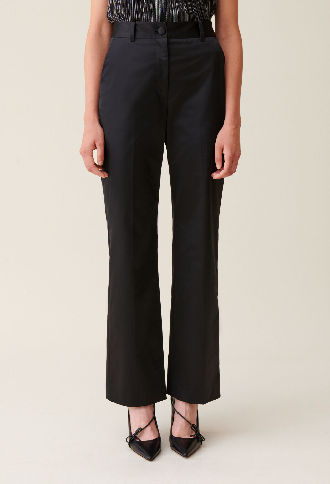 Pantalón satinado slim recto negro