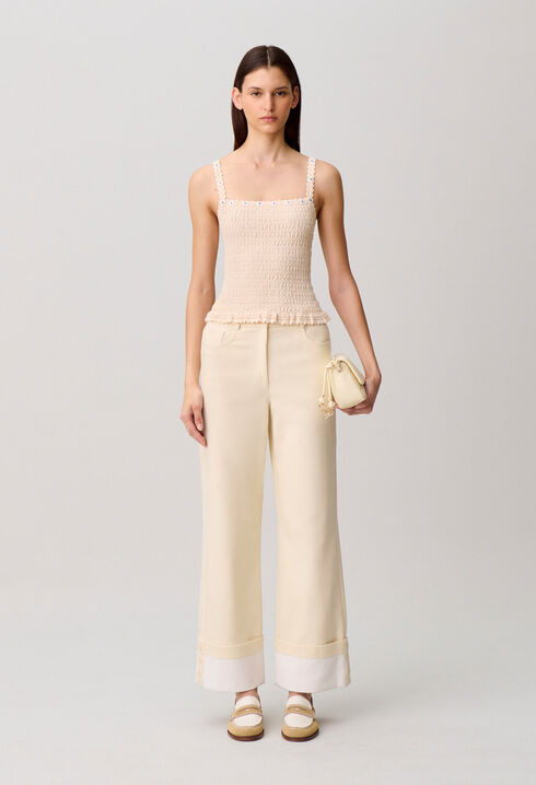 Top con bordados de flores