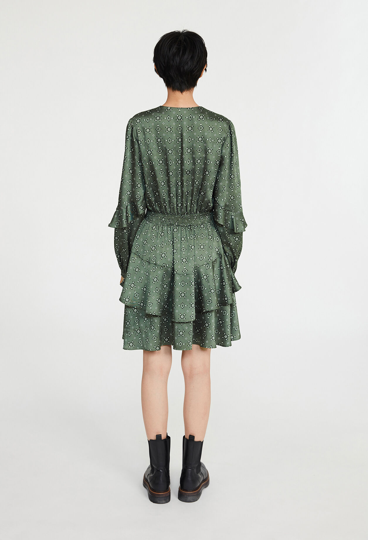 Vestido corto con cintura ajustada