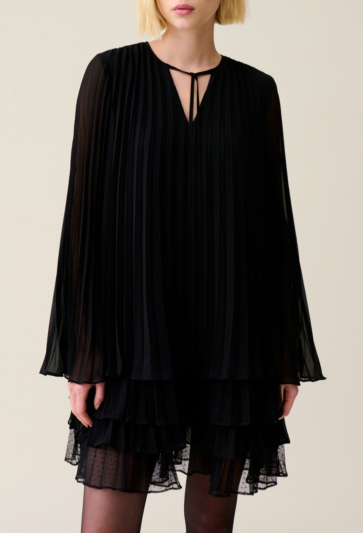 Vestido corto negro volantes