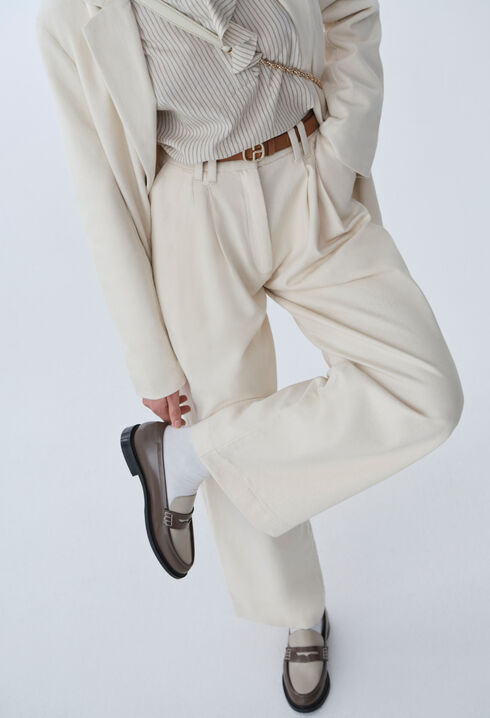 Pantalón denim ancho plisado