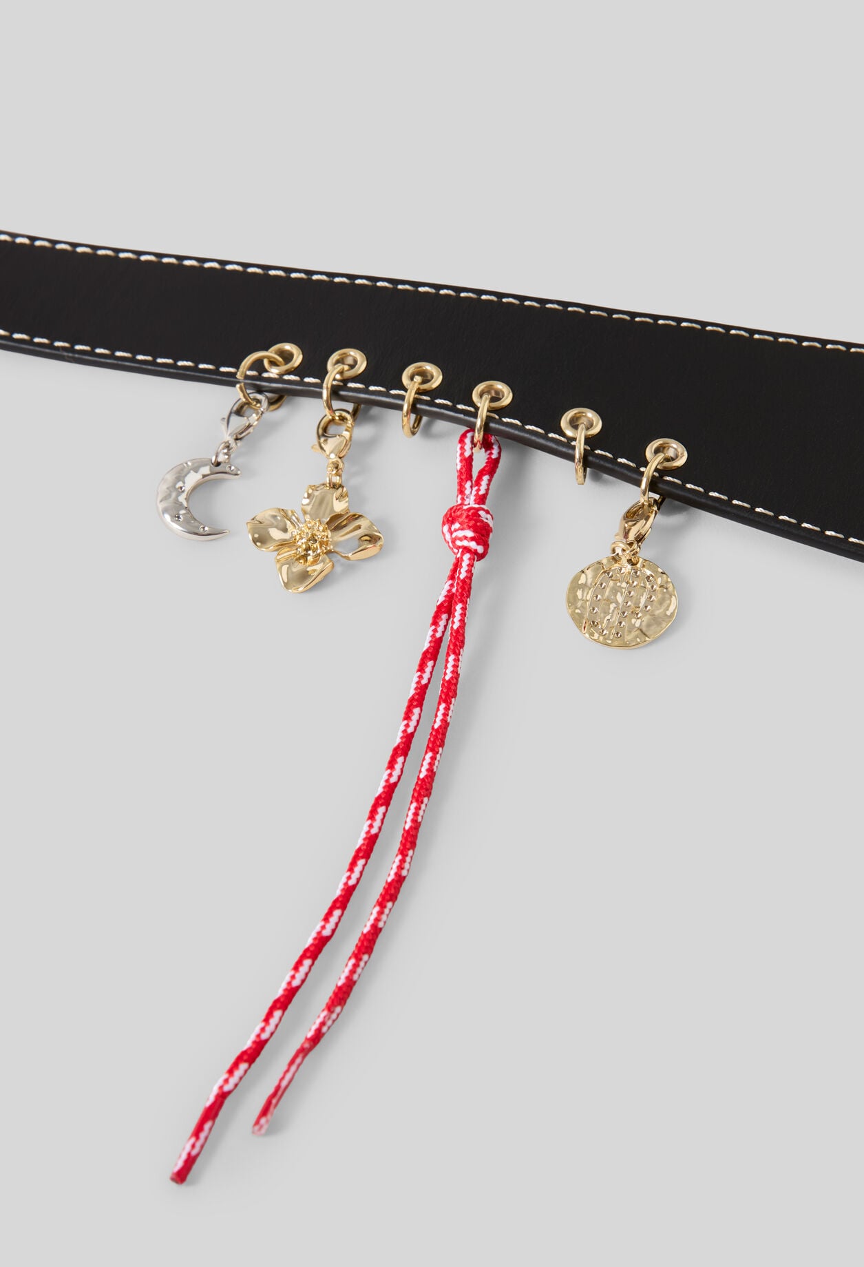 Cintur&oacute;n cuero ojales charms