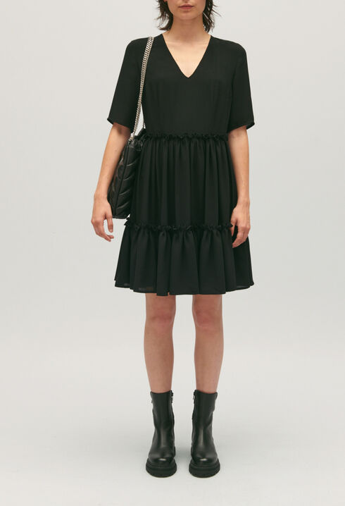 Vestido corto negro de volantes