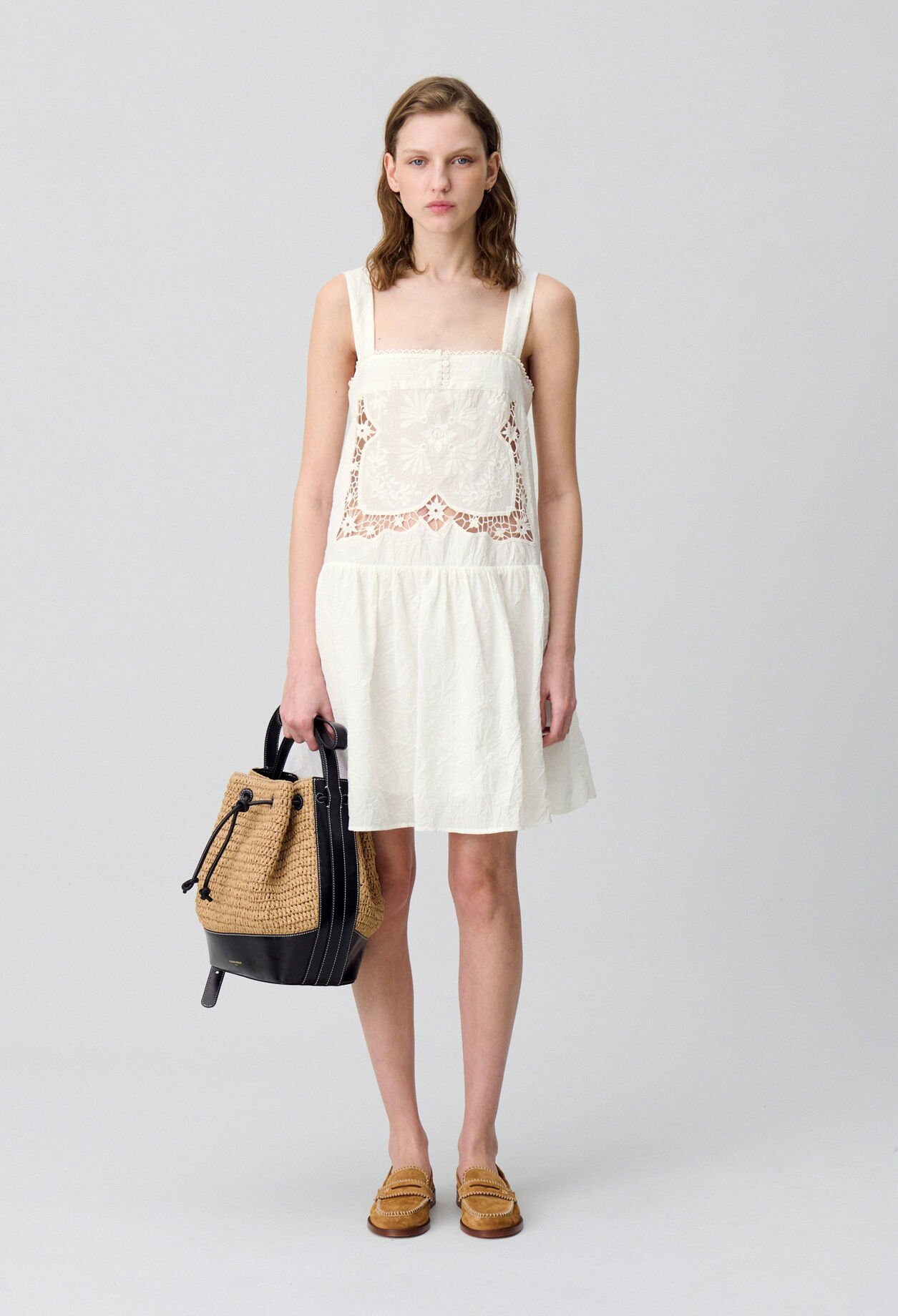 Vestido corto con busto bordado
