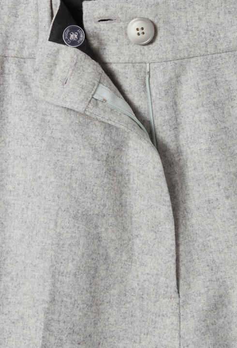 Pantalón corto gris claro