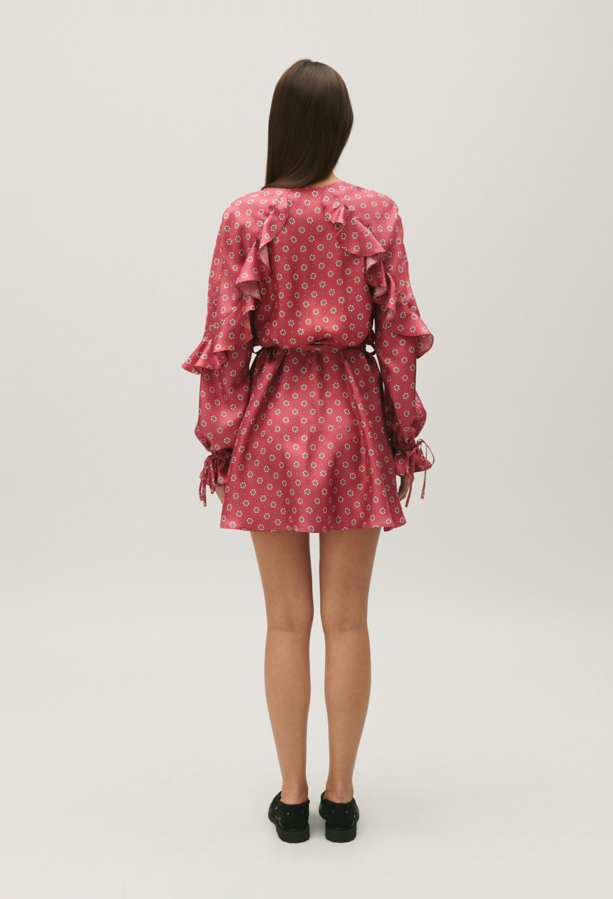Vestido corto satinado con estampado