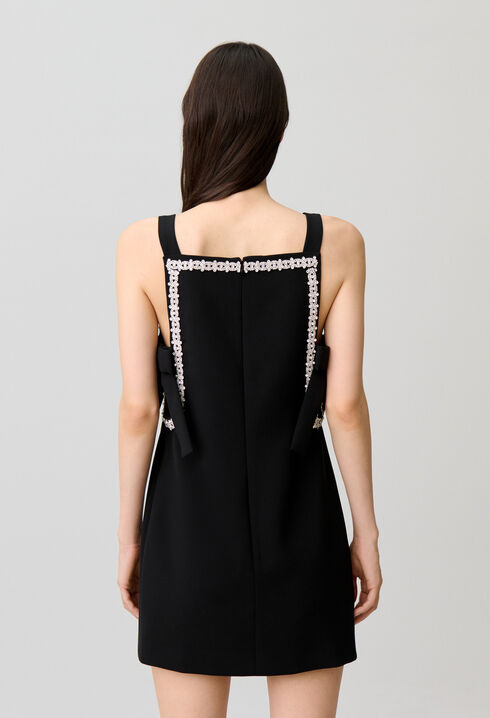 Vestido recto ajustado con lazos