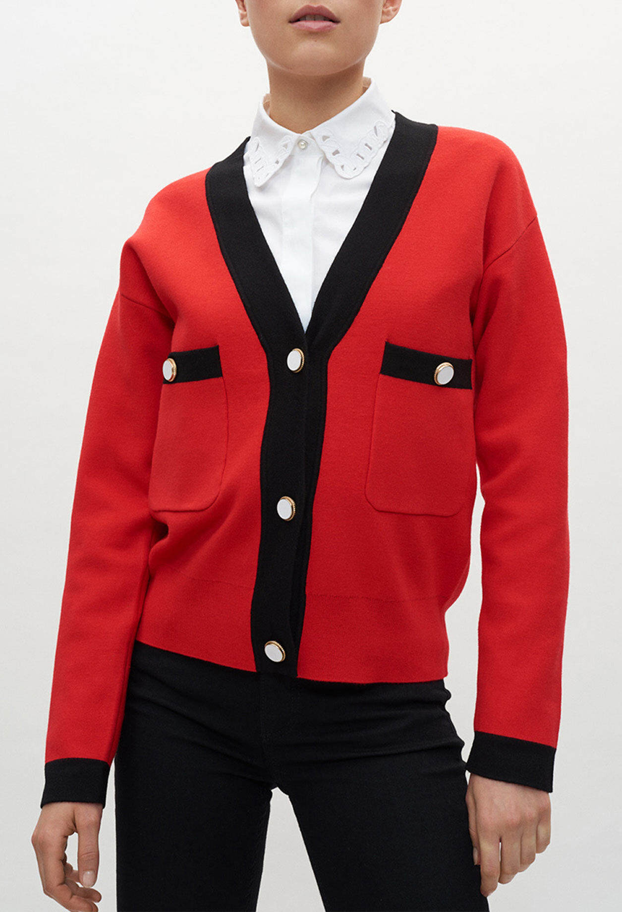 Cárdigan rojo y negro