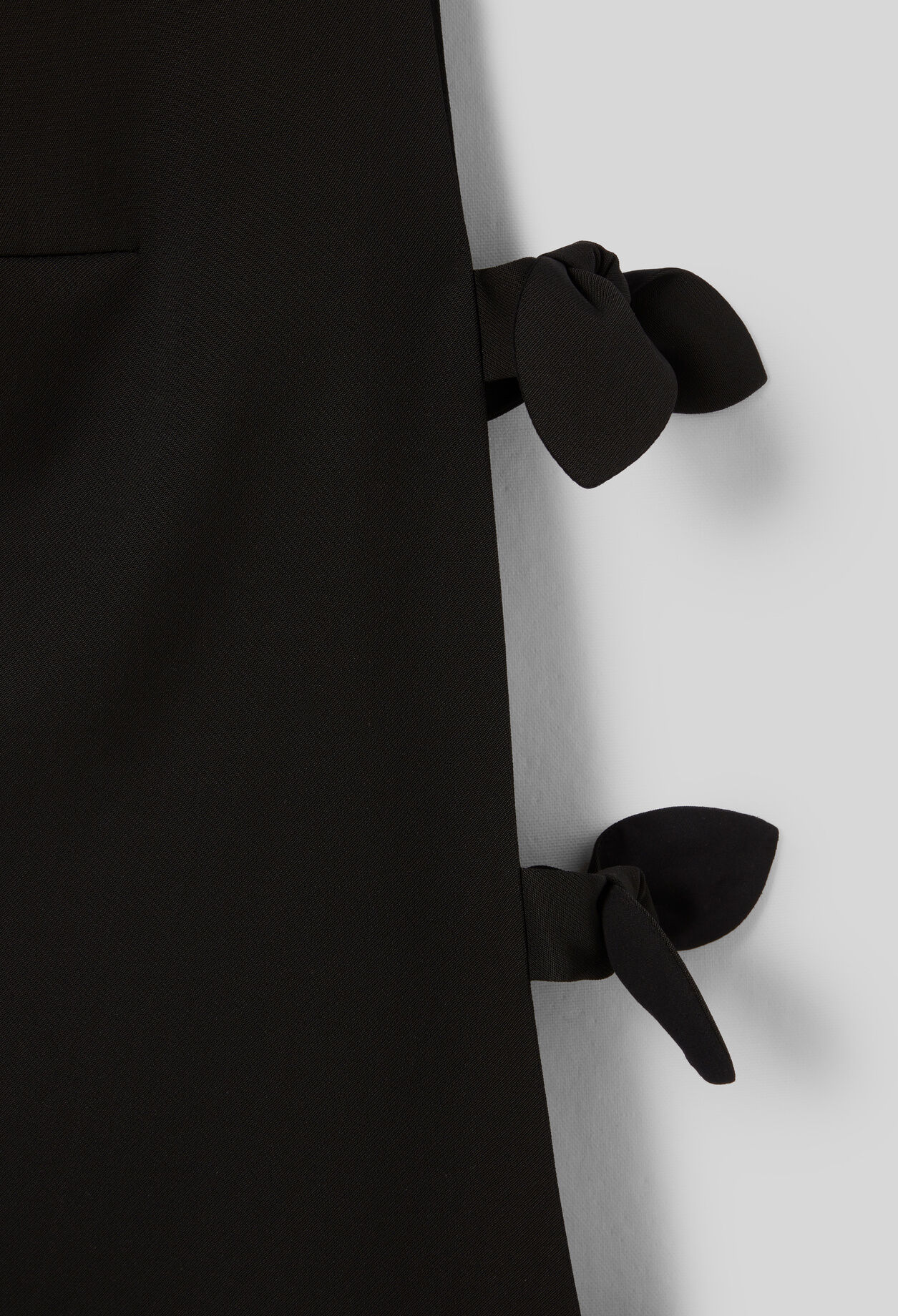 Vestido corto con lazos