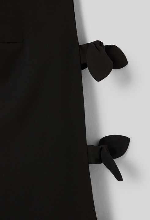 Vestido corto con lazos
