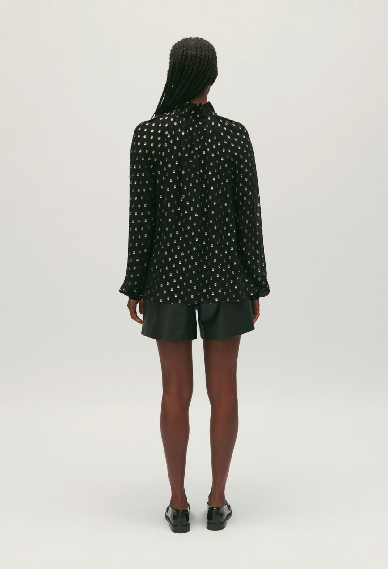 Camisa negra de lunares