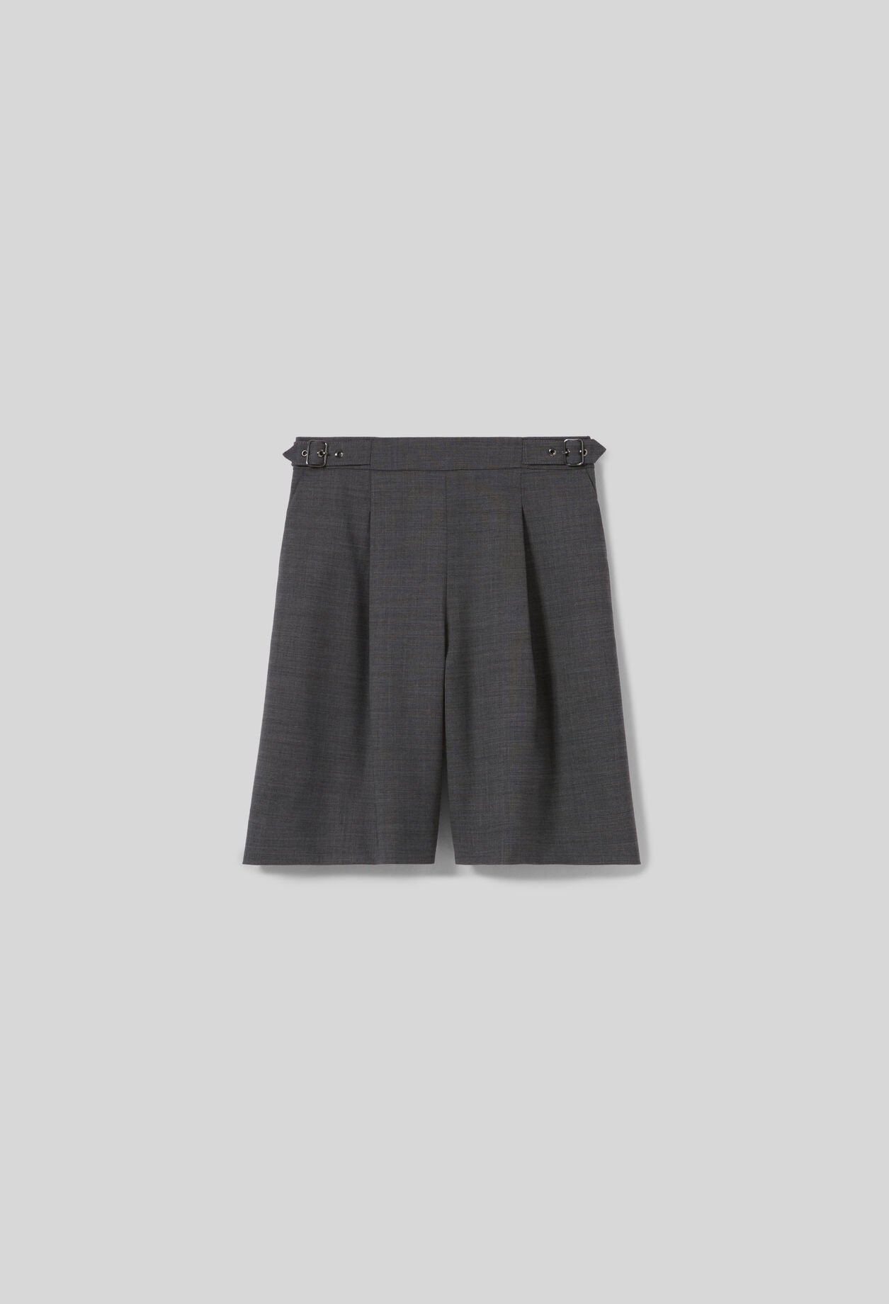 Bermudas cortos con pliegues