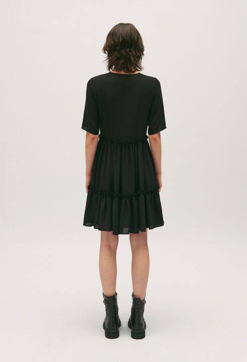 Vestido corto negro de volantes