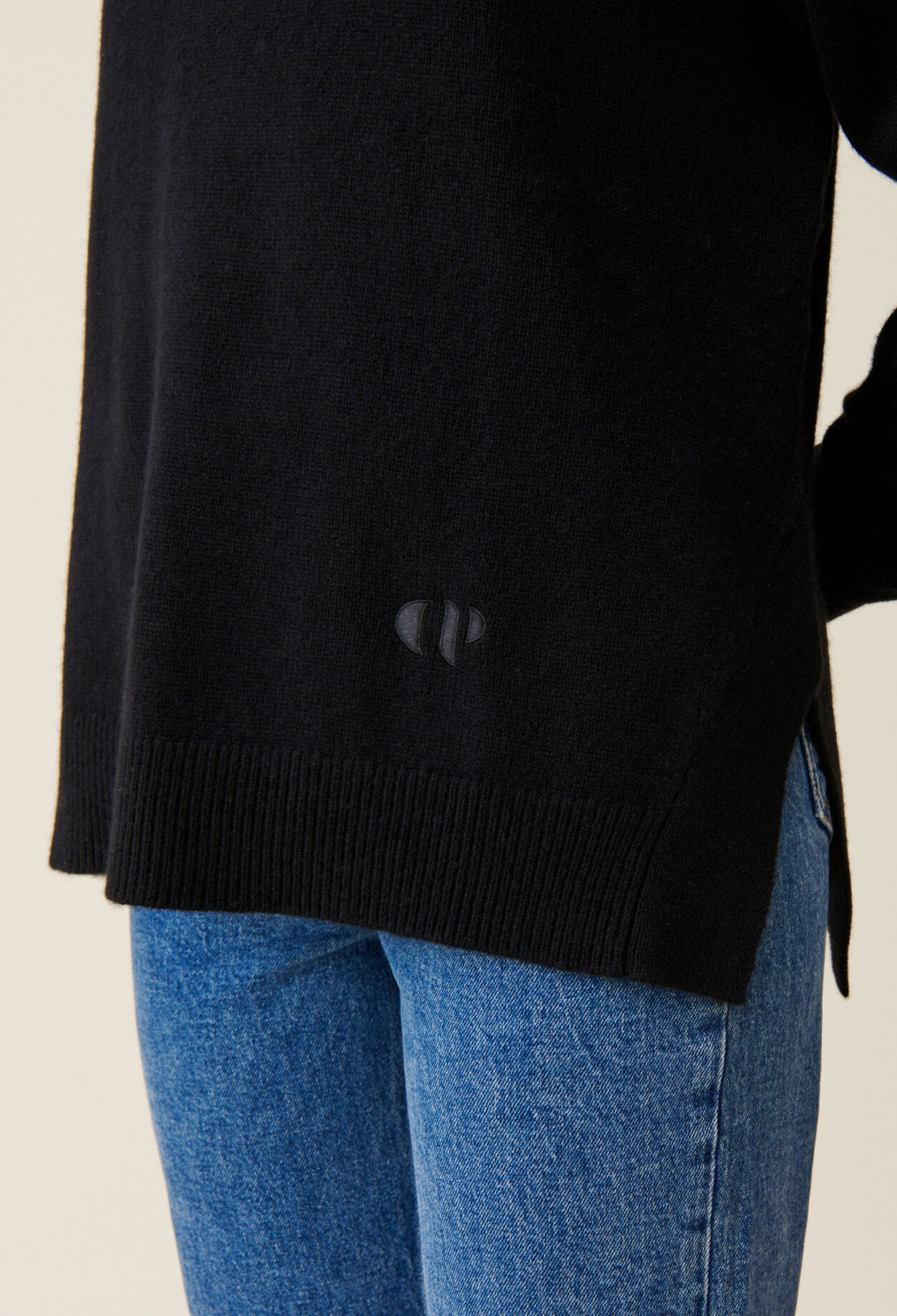 Jersey de cuello alto negro de cachemir
