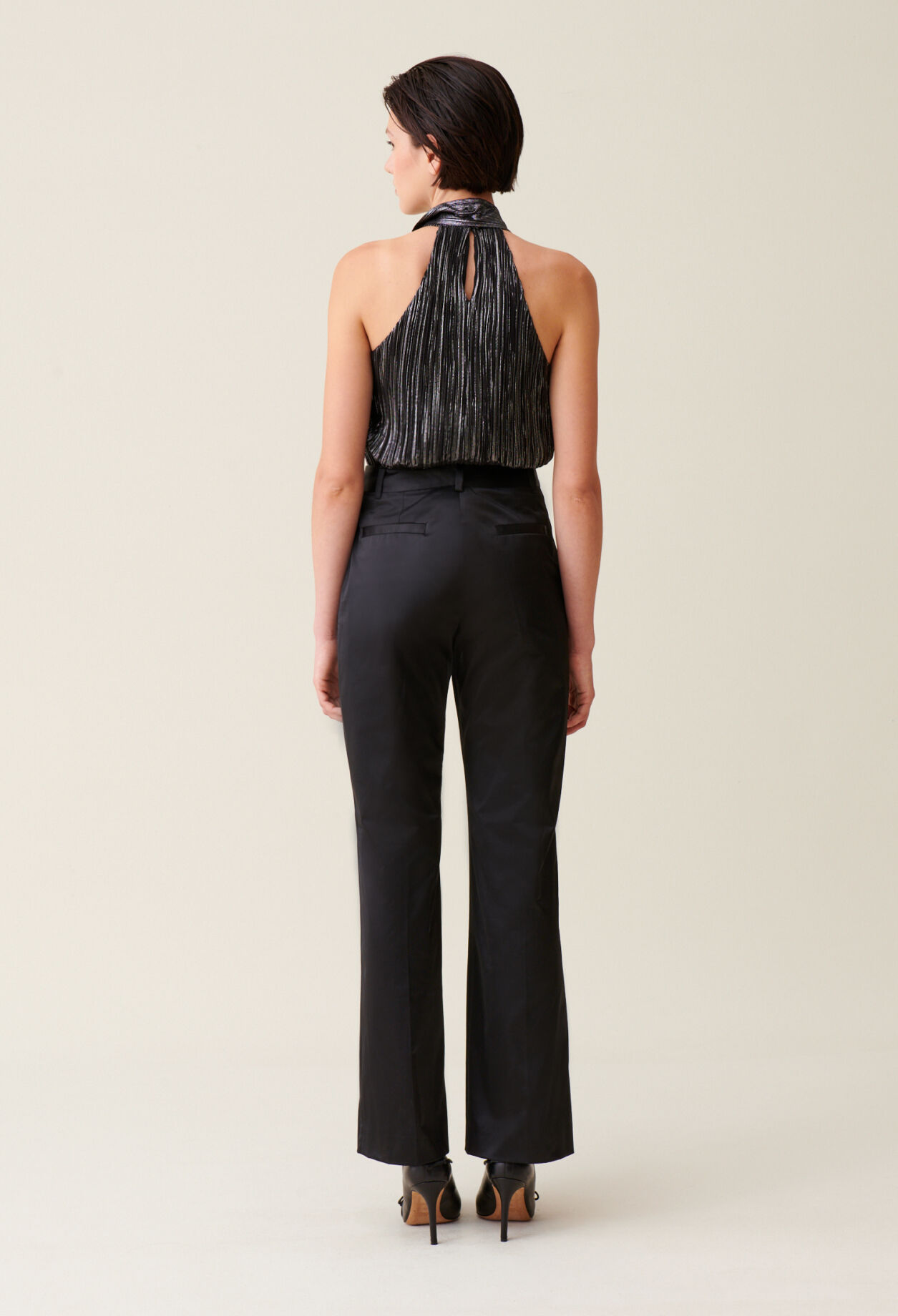 Pantalón satinado slim recto negro