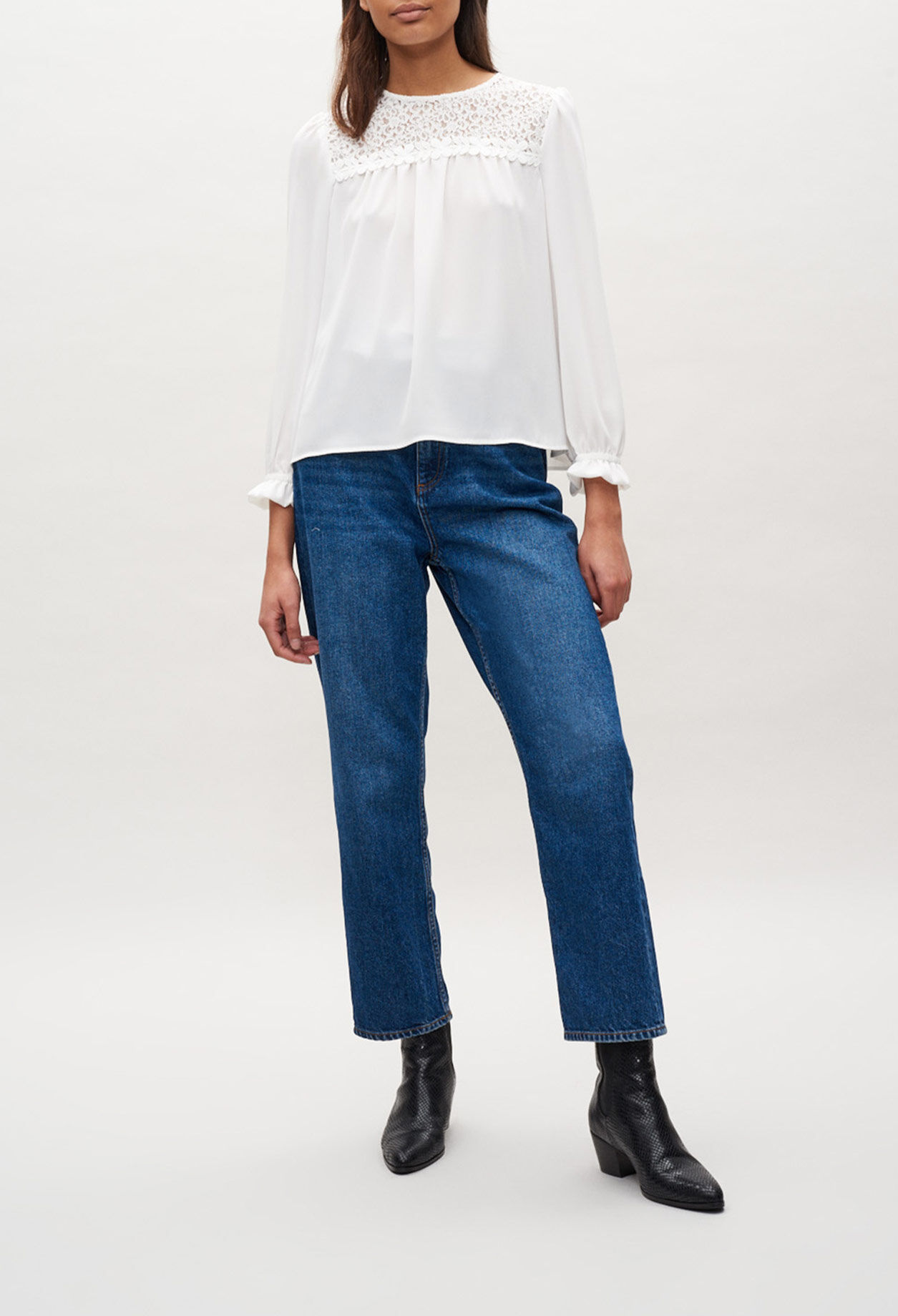 Blusa con detalles de guipur.