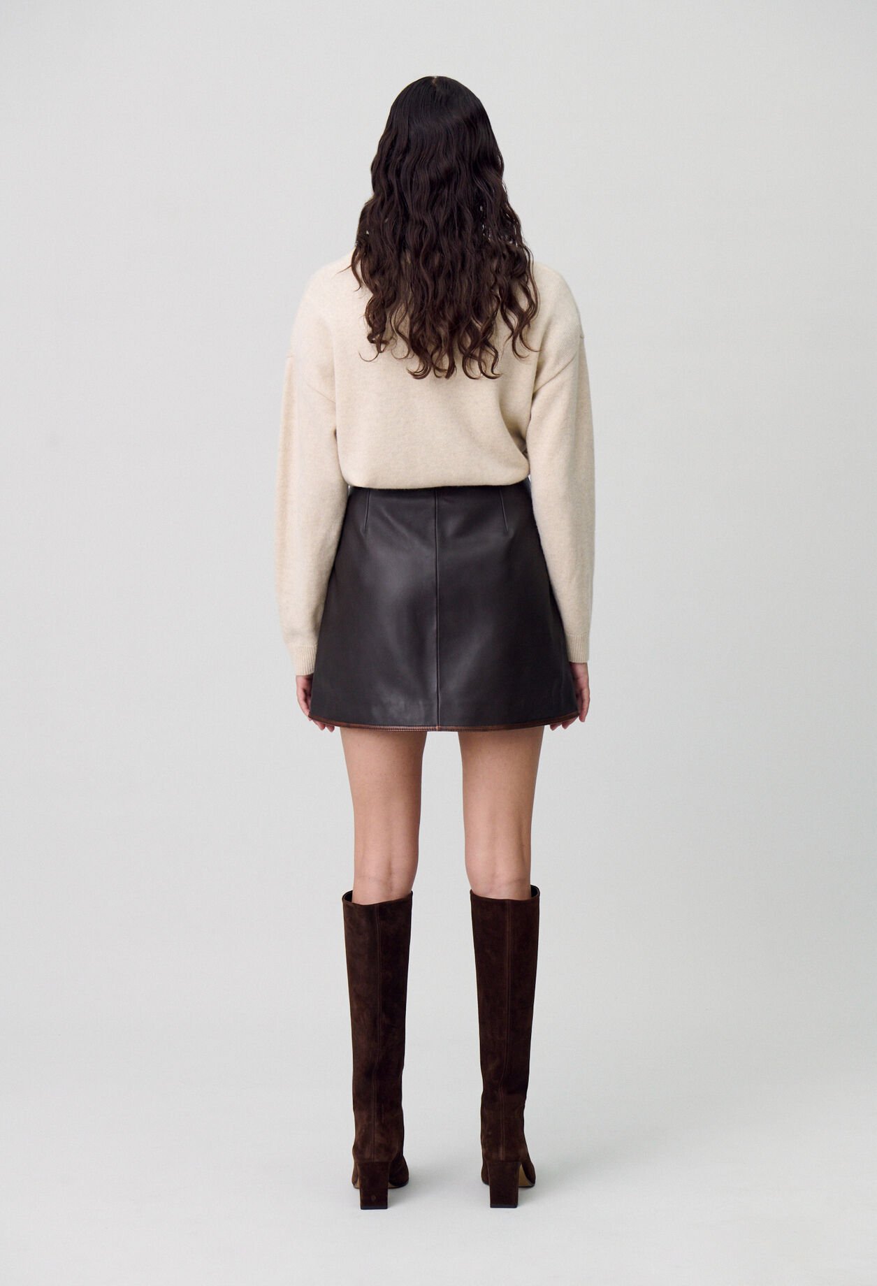 Falda de cuero trapezoidal corta