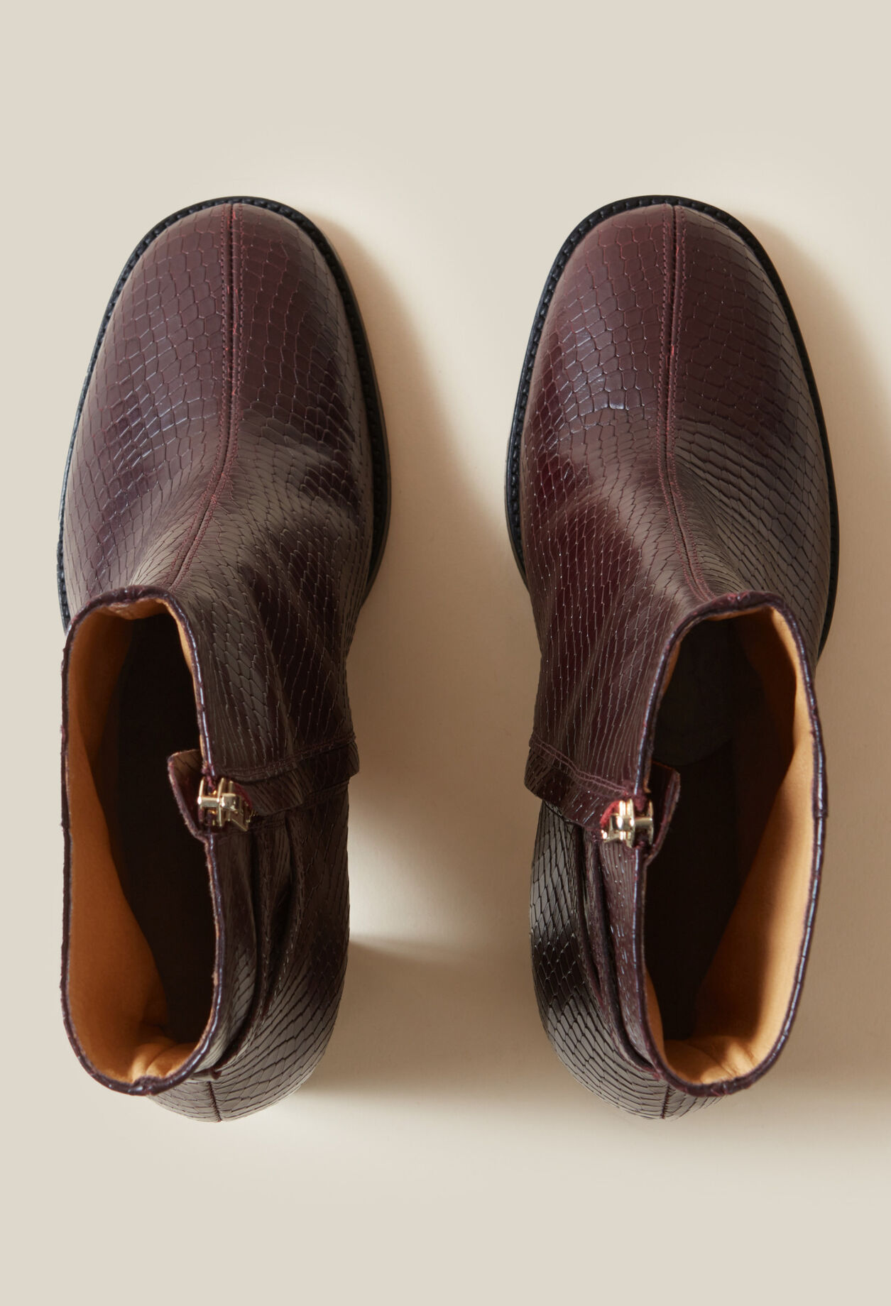 Botines efecto serpiente charol