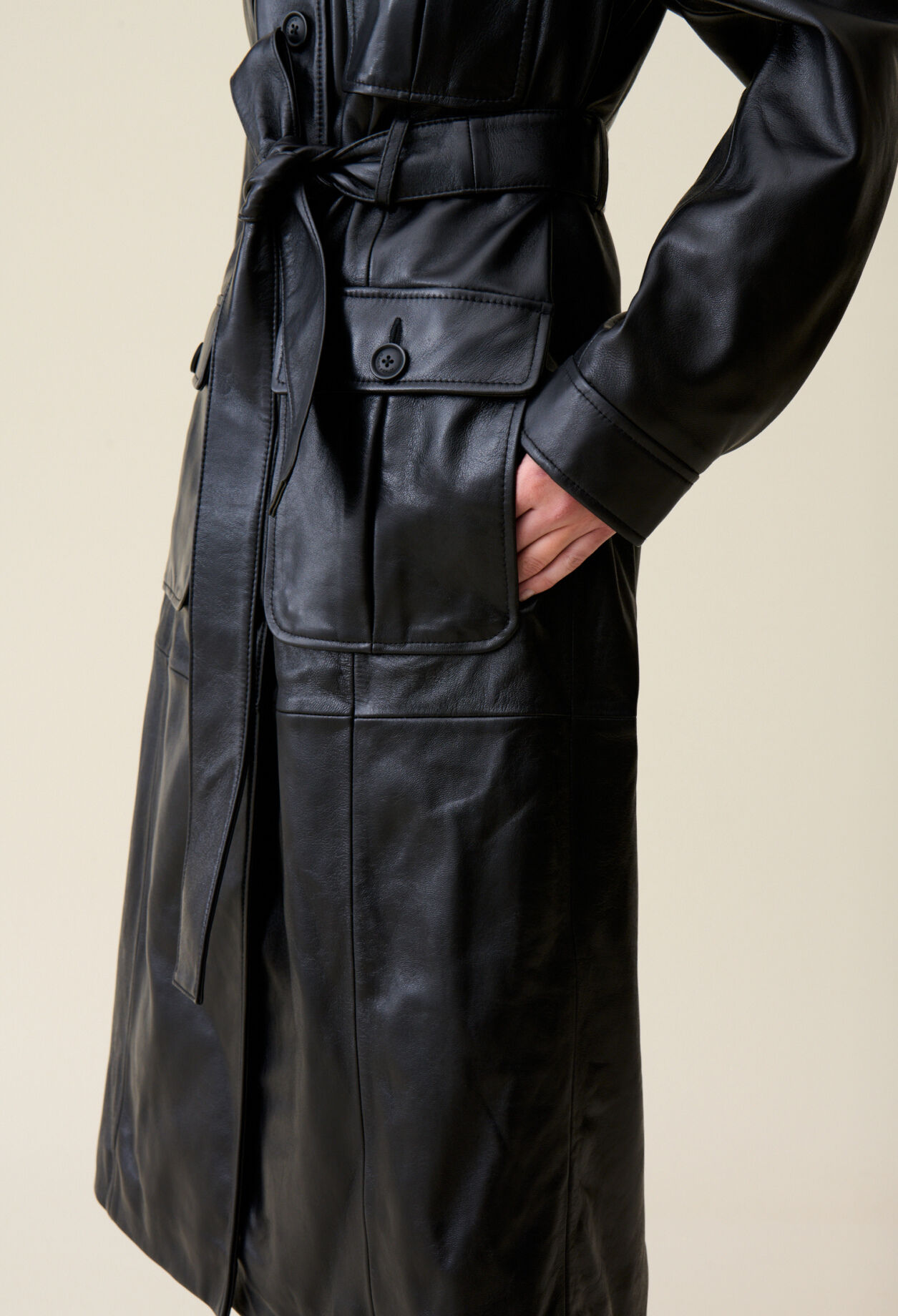 Gabardina de cuero con solapa