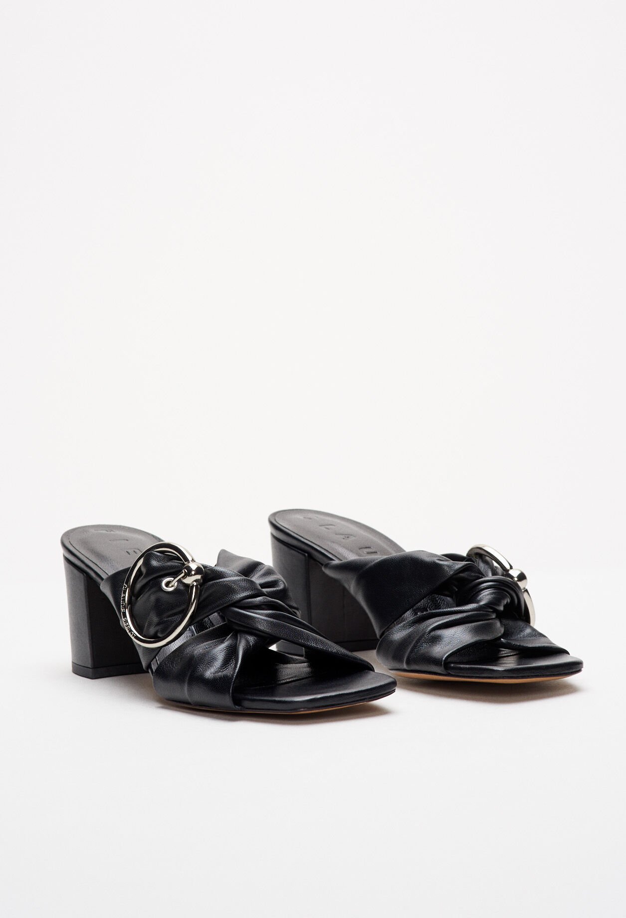 Sandalias mules con hebilla de metal
