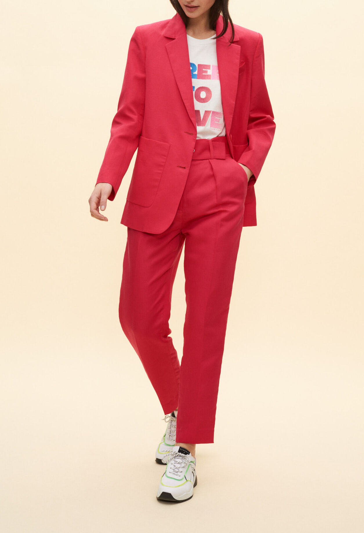 Pantalón de traje con cinturón fushia