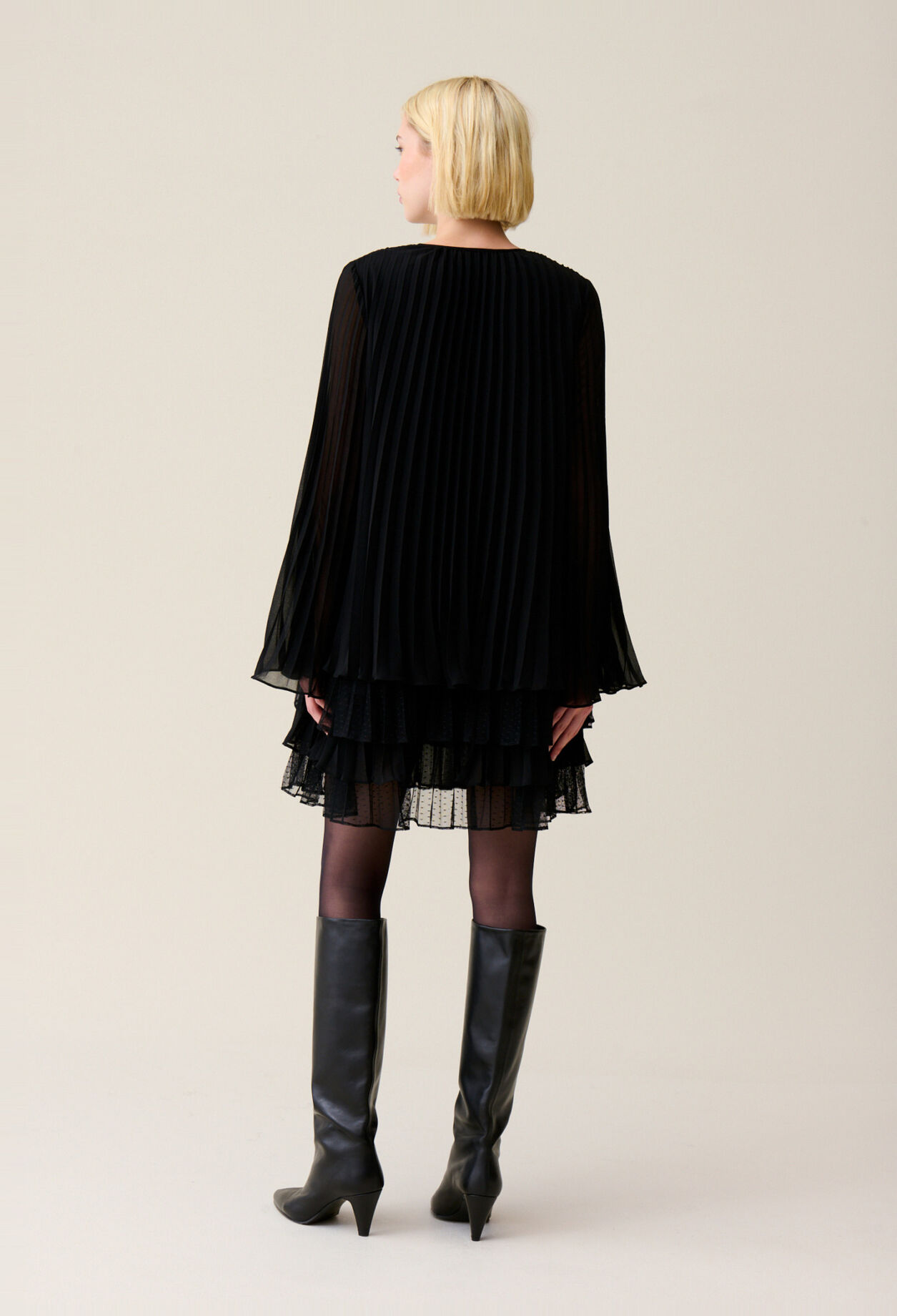 Vestido corto negro volantes
