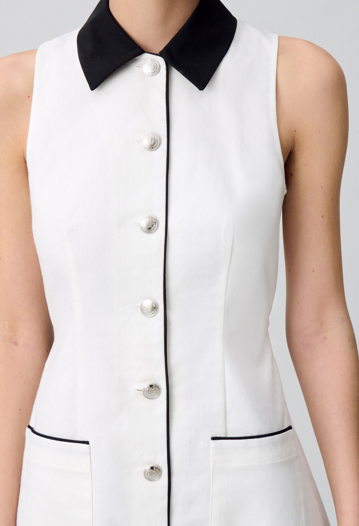Vestido corto sin mangas