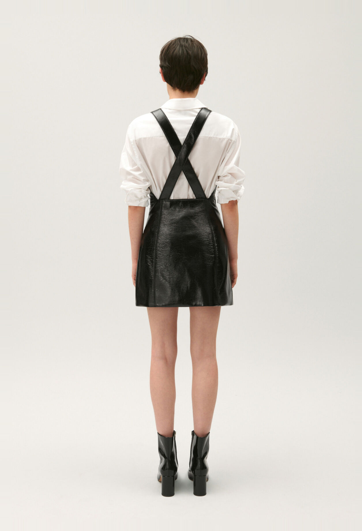 Vestido corto de vinilo negro