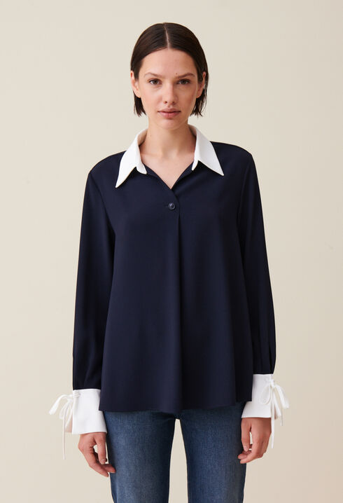 Blusa fluida azul cuello contraste