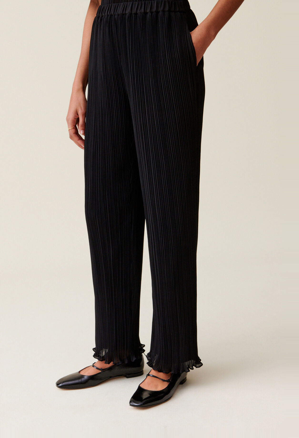 Pantal&oacute;n fluido con volantes