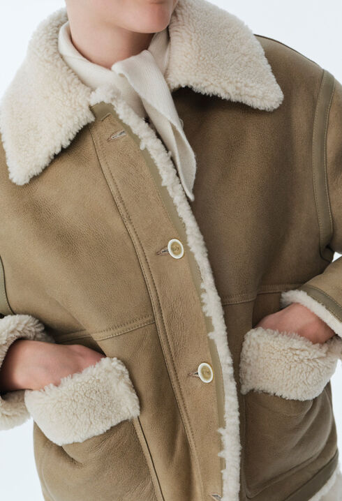 Chaqueta corta de piel beige
